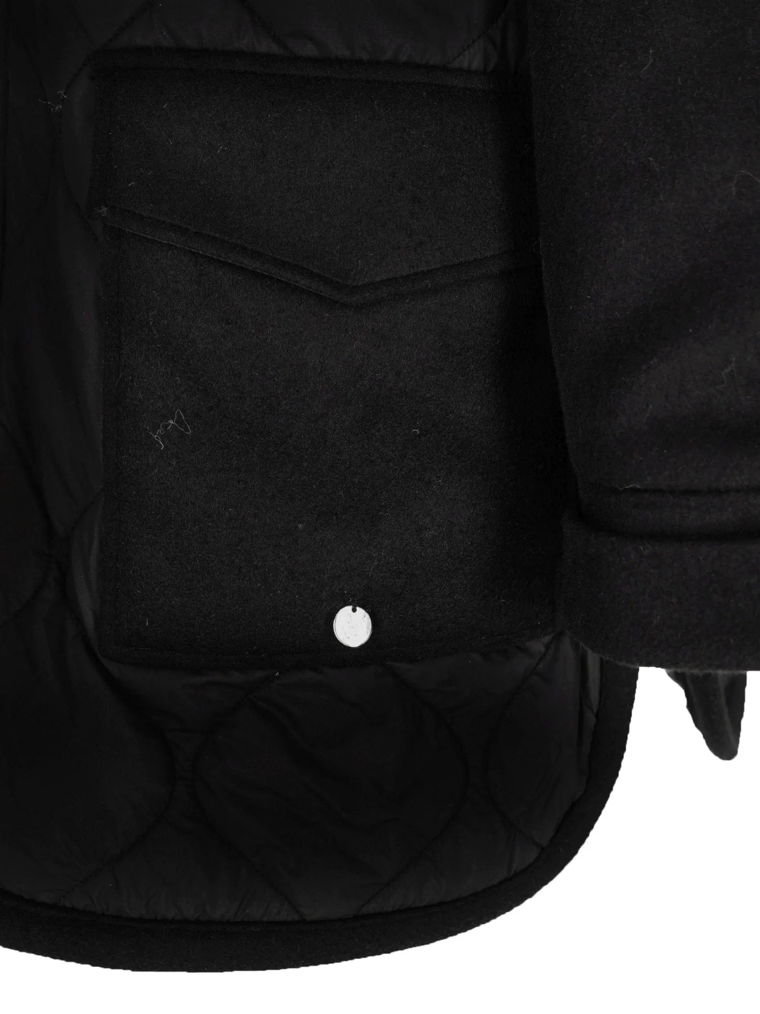 Schwarzer Stepp-Rucksack mit silberner Beschlägen und Reißverschlussdetails.