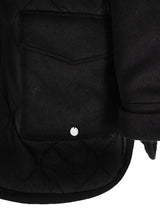 Schwarzer Stepp-Rucksack mit silberner Beschlägen und Reißverschlussdetails.