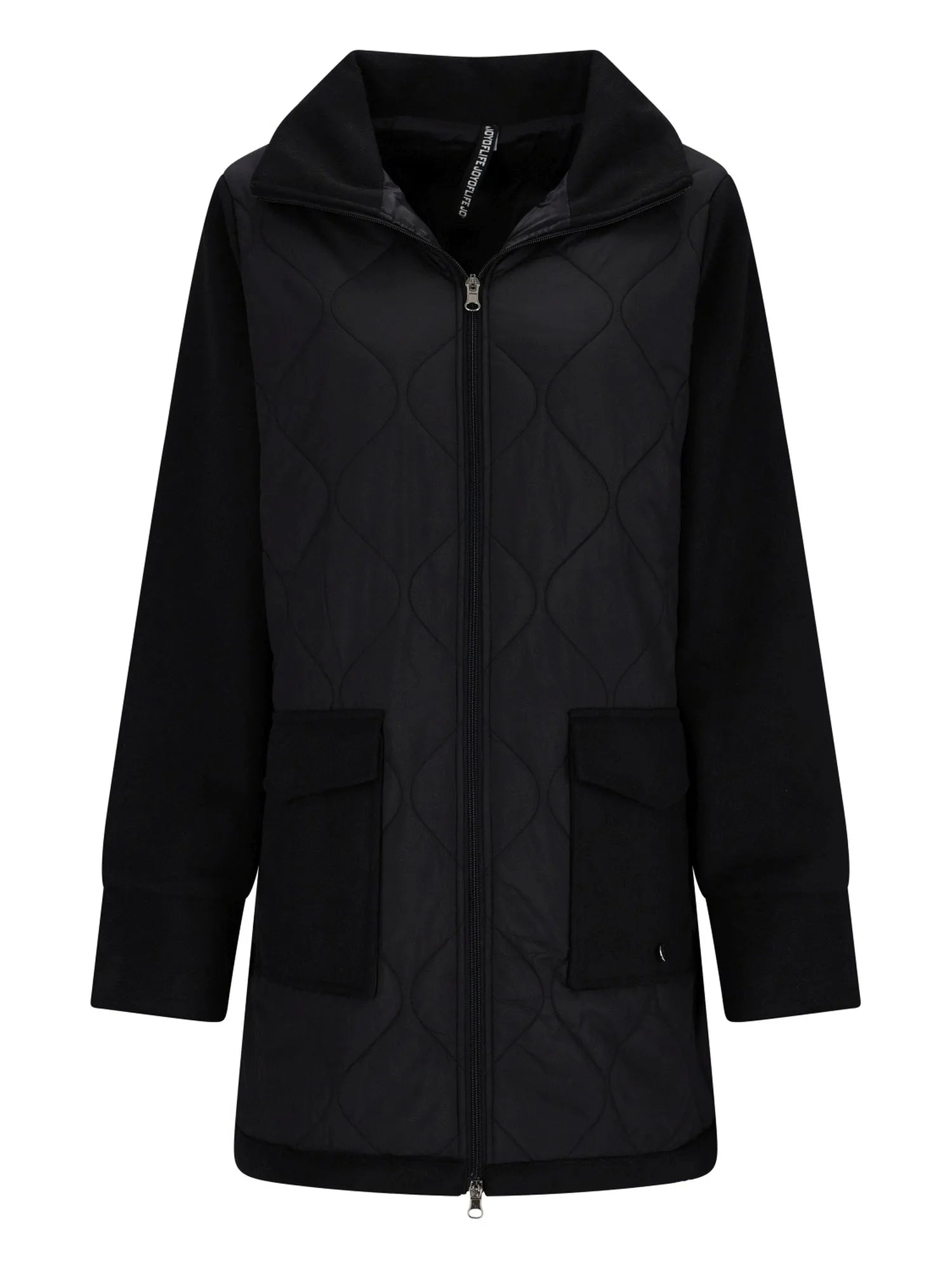 Schwarze Kapuzenjacke mit Reißverschluss und Taschen, wahrscheinlich aus Nylon- oder Polyestermaterial gefertigt.