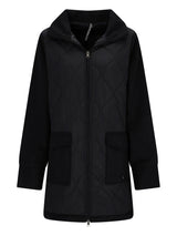 Schwarze Kapuzenjacke mit Reißverschluss und Taschen, wahrscheinlich aus Nylon- oder Polyestermaterial gefertigt.
