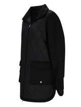 Schwarze Reißverschlussjacke mit Taschen und hohem Kragen.
