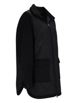 Schwarze Reißverschlussjacke mit Taschen-Detail und Kapuzenkragen.