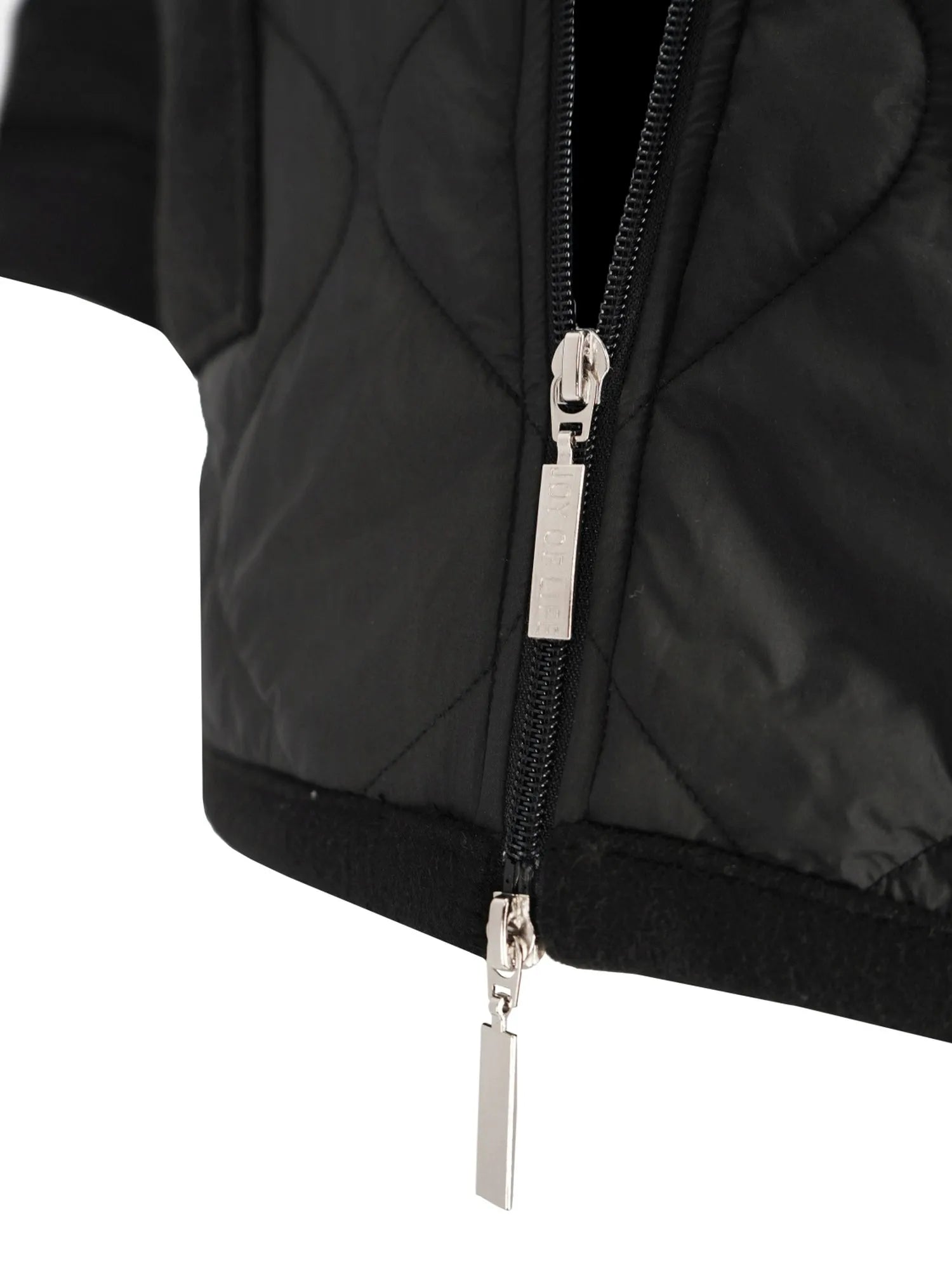 Schwarze Steppjacke Bomber mit silbernem Reißverschluss und Metallanhänger.