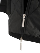 Schwarze Steppjacke Bomber mit silbernem Reißverschluss und Metallanhänger.