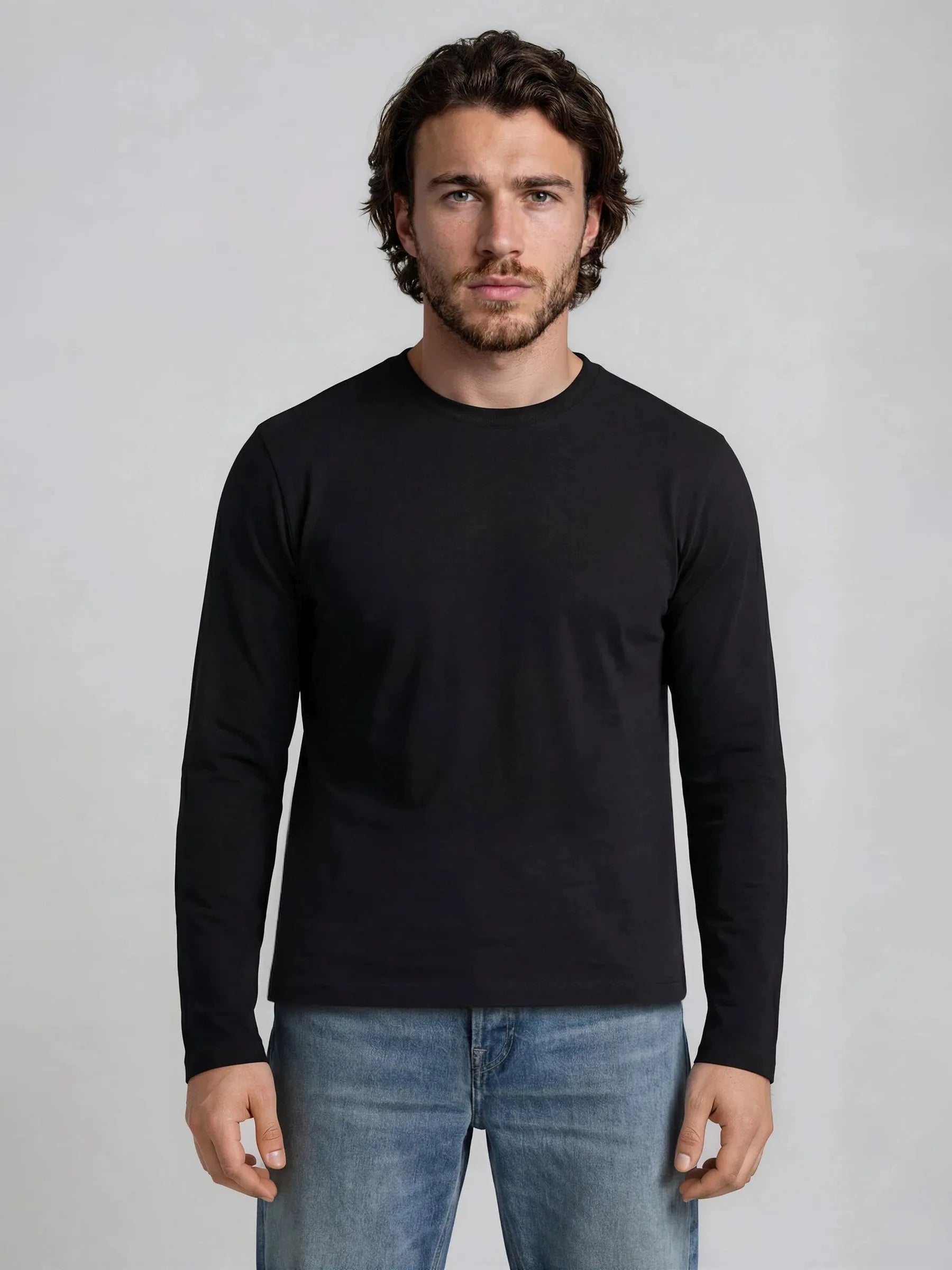 Schwarzes langarmshirt mit rundhals aus baumwolle für vielseitigen alltagsgebrauch