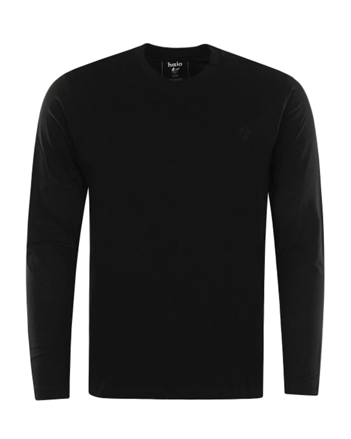 Schwarzes langarmshirt mit rundhals und dezentem logo-stick auf der linken brustseite