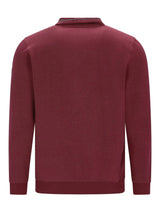 Bordeaux-Pullover mit hohem Kragen und gerippten Manschetten, wahrscheinlich aus Baumwolle oder Polyester-Mischung.