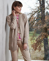 Beigefarbene Strickjacke mit Taschendetails und Knopfverschluss.