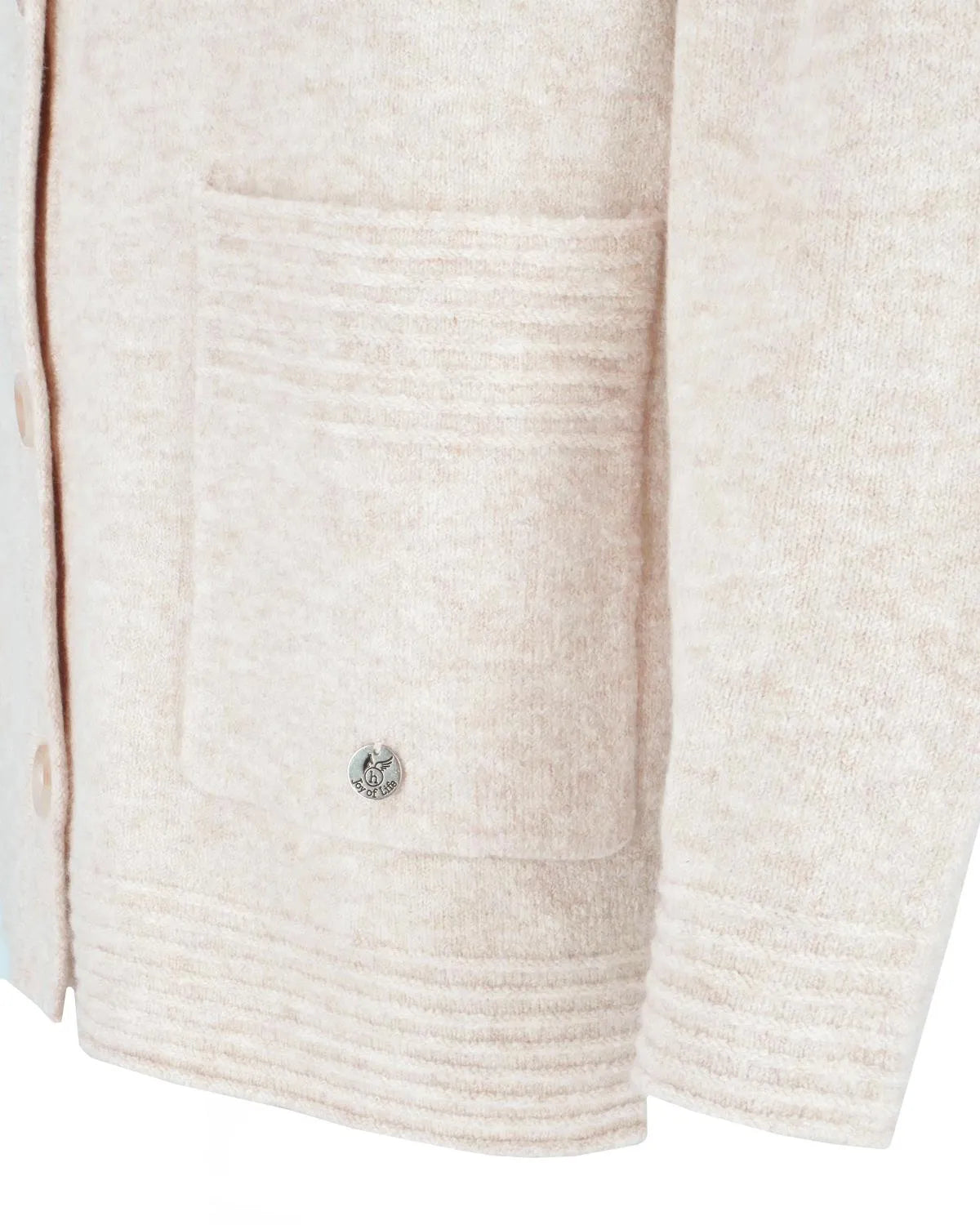 Cremefarbene Strickjacke aus strukturierter Baumwolle mit Rippbündchen und Taschen.