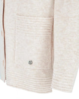 Cremefarbene Strickjacke aus strukturierter Baumwolle mit Rippbündchen und Taschen.