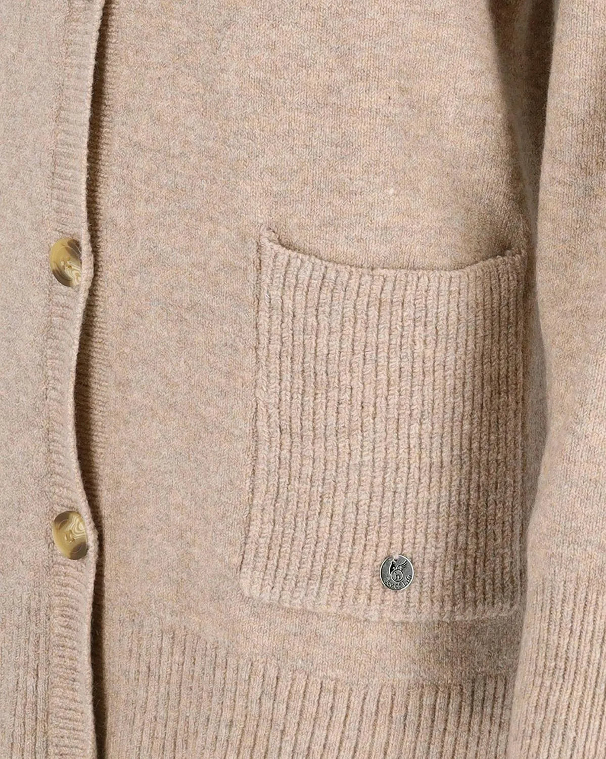 Beigefarbene Kaschmir-Strickjacke mit gerippter Tasche und Knopfleiste.