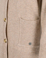 Beigefarbene Kaschmir-Strickjacke mit gerippter Tasche und Knopfleiste.