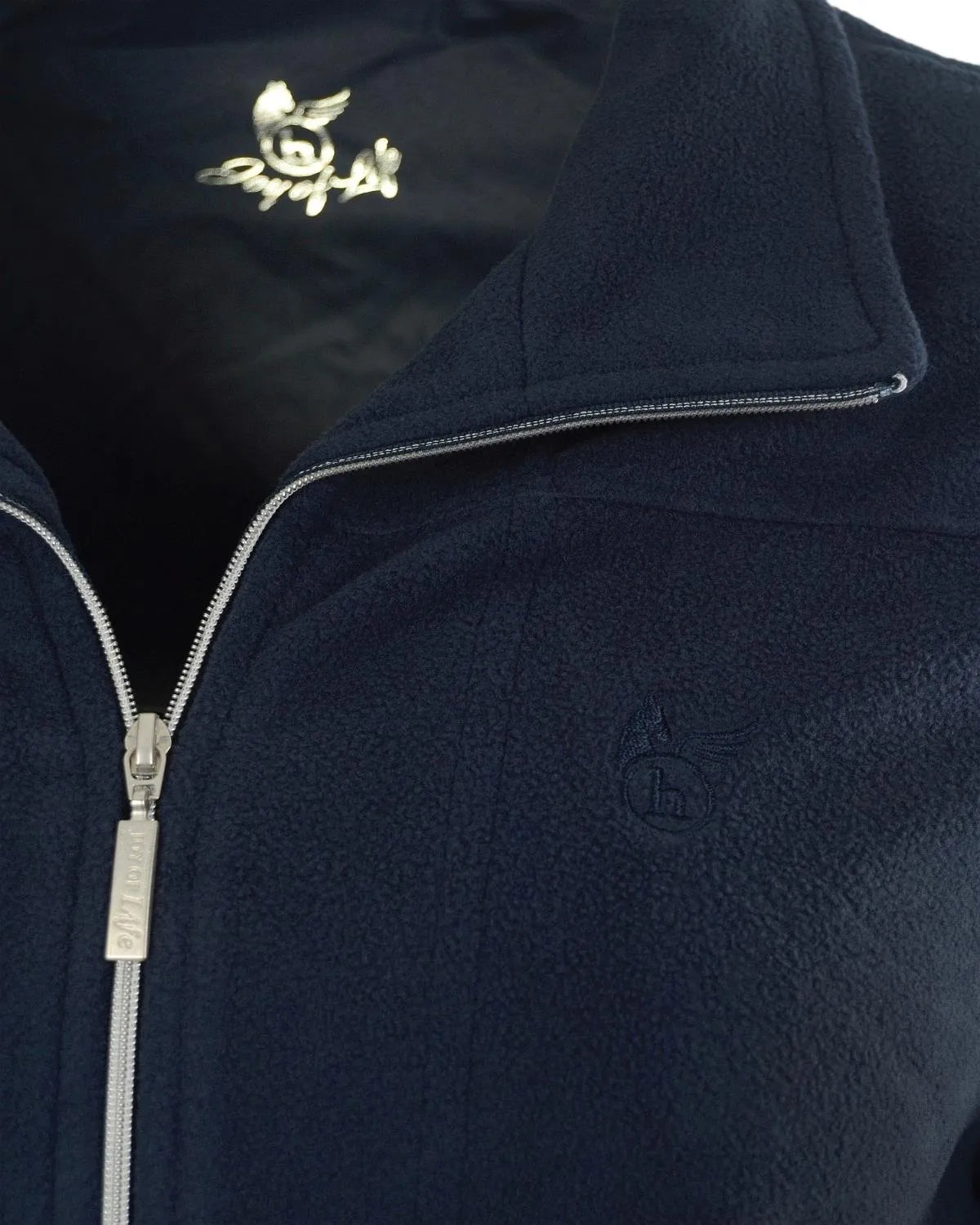 Marineblaue Fleecejacke mit silbernem Reißverschluss und Totenkopf-Logo.
