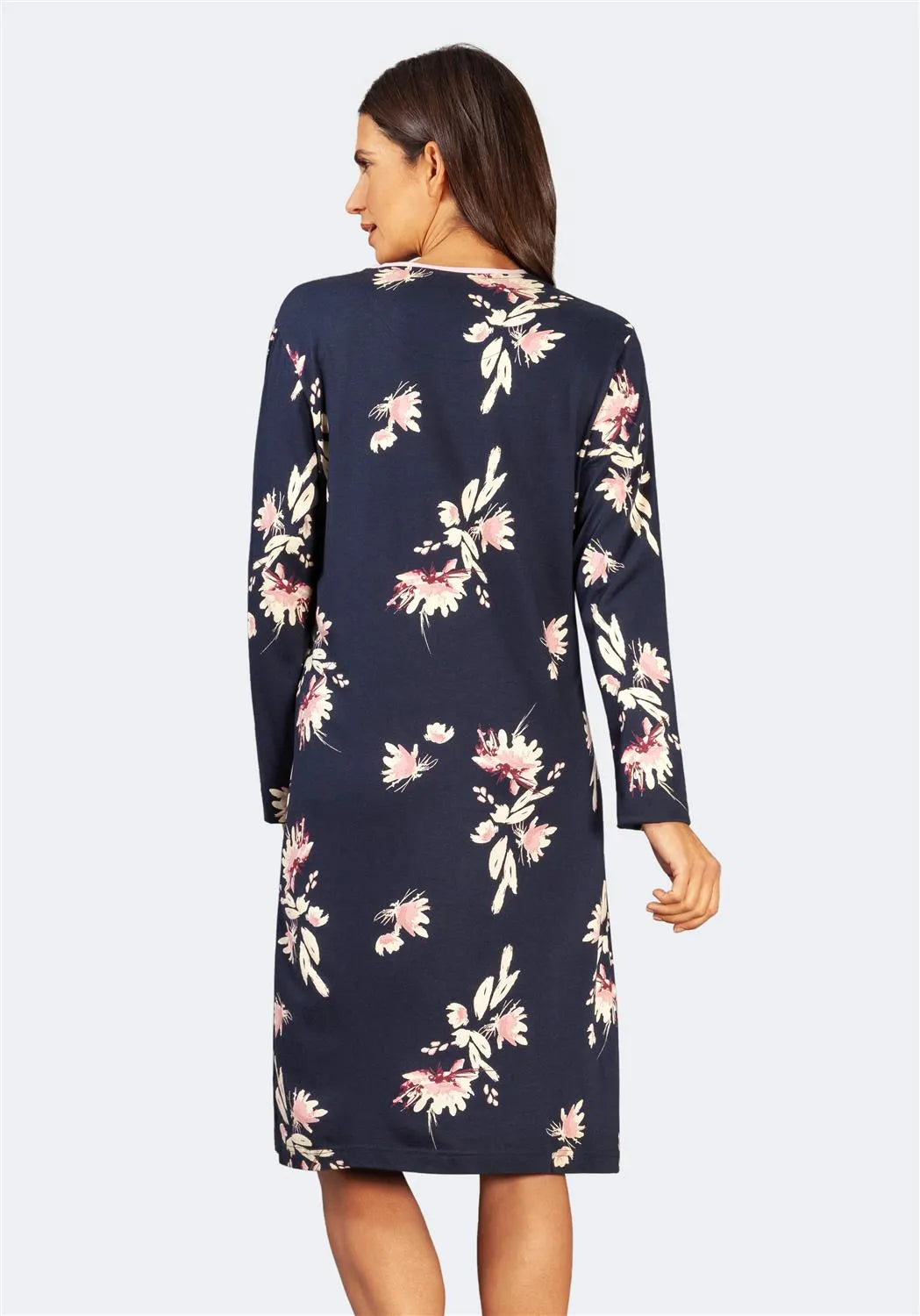 Marineblaues Kleid mit Blumendruck, langen Ärmeln und geradem Schnitt.