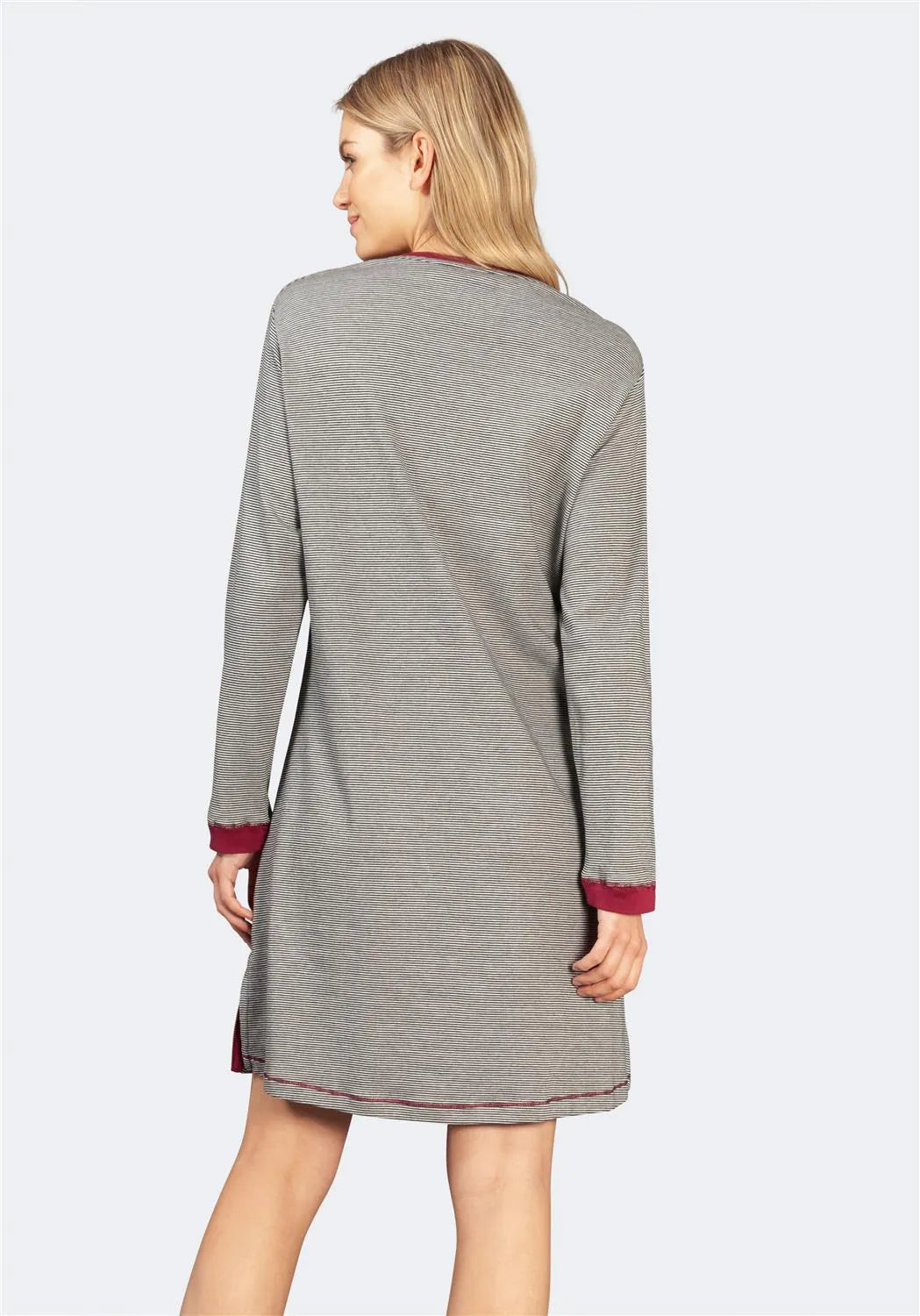 Grau-weiß gestreiftes, langärmeliges Kleid mit roten Manschetten, aus weicher Baumwolle.