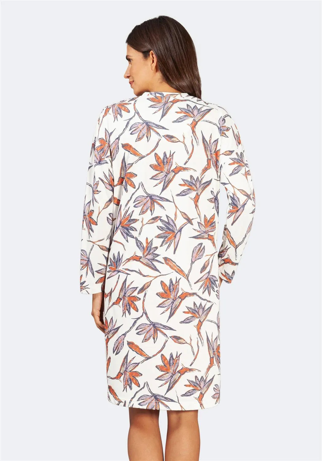 Weißes Kleid mit Blumendruck, langen Ärmeln und Knopfleiste.