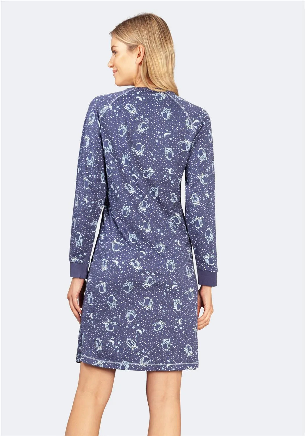 Langärmeliges Kleid mit blau-weißem Blumendruck und Wickeloptik auf der Vorderseite.