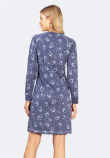 Langärmeliges Kleid mit blau-weißem Blumendruck und Wickeloptik auf der Vorderseite.