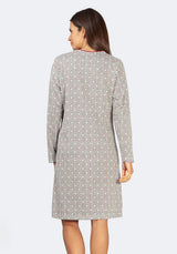 Tweed-Kleid mit langen Ärmeln und Knopfverschluss, neutrale Töne in Beige und Grau.