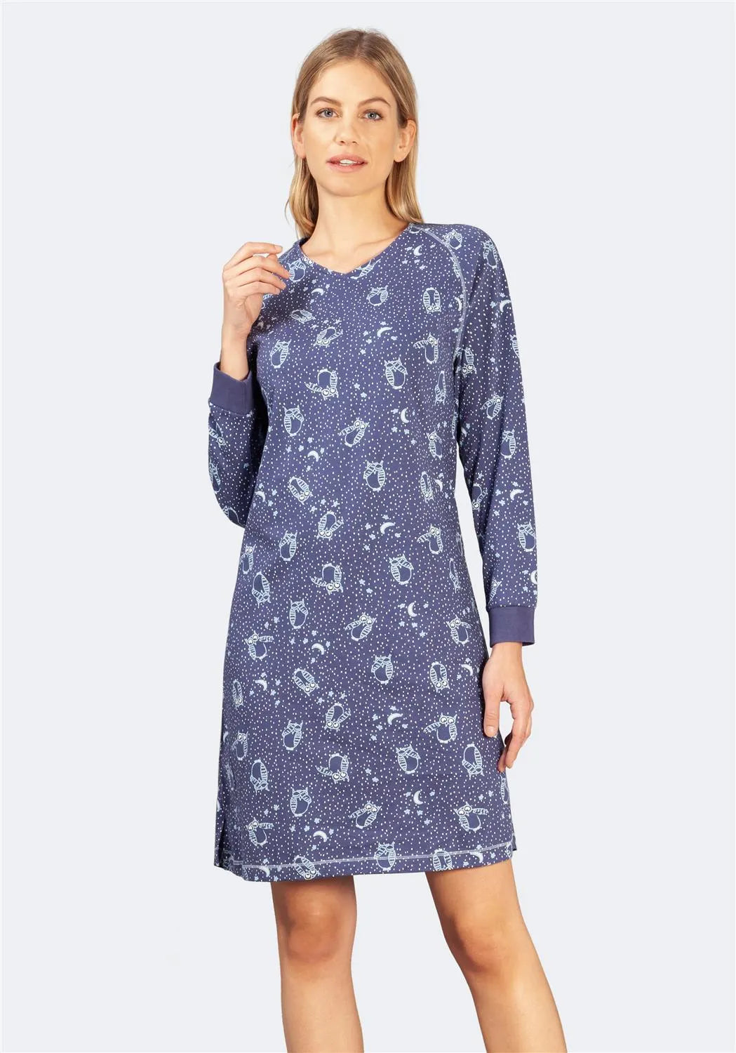 Langärmeliges Kleid mit blau-weißem Blumendruck und Rundhalsausschnitt.