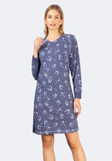 Langärmeliges Kleid mit blau-weißem Blumendruck und Rundhalsausschnitt.