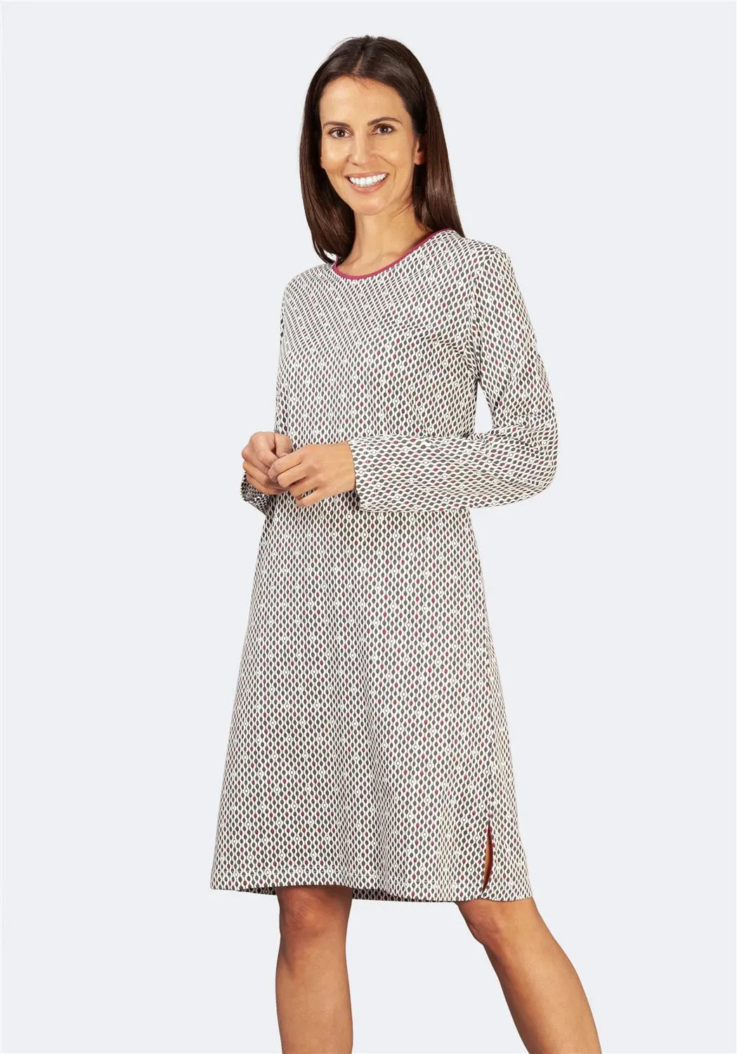 Schwarz-weißes Kleid mit Fischgrätenmuster und langen Ärmeln.