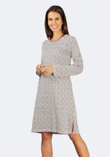 Schwarz-weißes Kleid mit Fischgrätenmuster und langen Ärmeln.