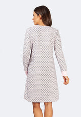 Graues und weißes Kleid mit geometrischem Muster und langen Ärmeln.