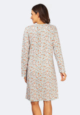 Langärmeliges Kleid mit Blumendruck in cremefarbenen und mehrfarbigen Tönen, wahrscheinlich aus leichtem Stoff.