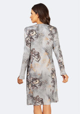 Graues und weißes langärmeliges Kleid mit Blumendruck und taillierter Silhouette.