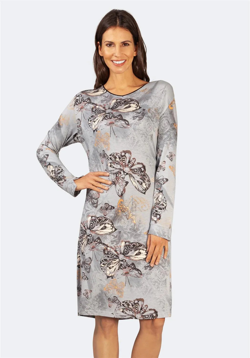 Graues und weißes Kleid mit Schmetterlingsprint und langen Ärmeln.