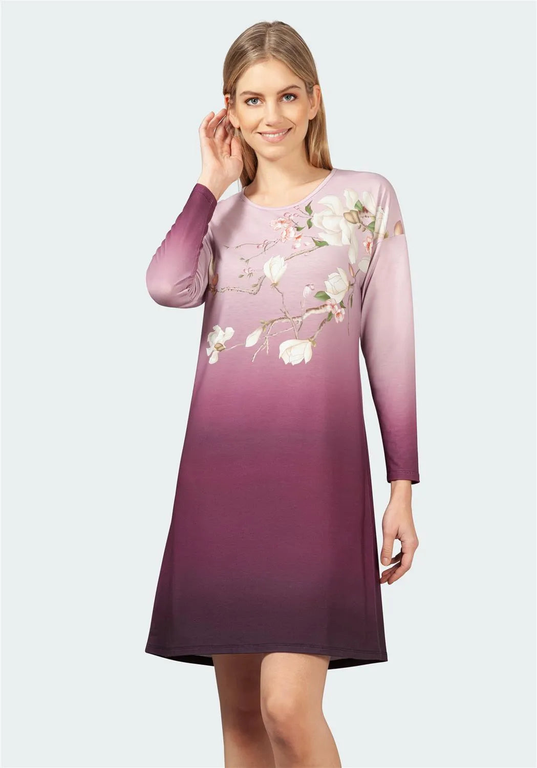 Lavendelfarbenes Kleid mit Blumendruck, langen Ärmeln und knielangem Saum.