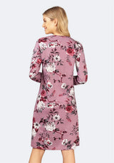 Mauvefarbenes Kleid mit Blumenmuster, langen Ärmeln und Knopfleiste für Damen.