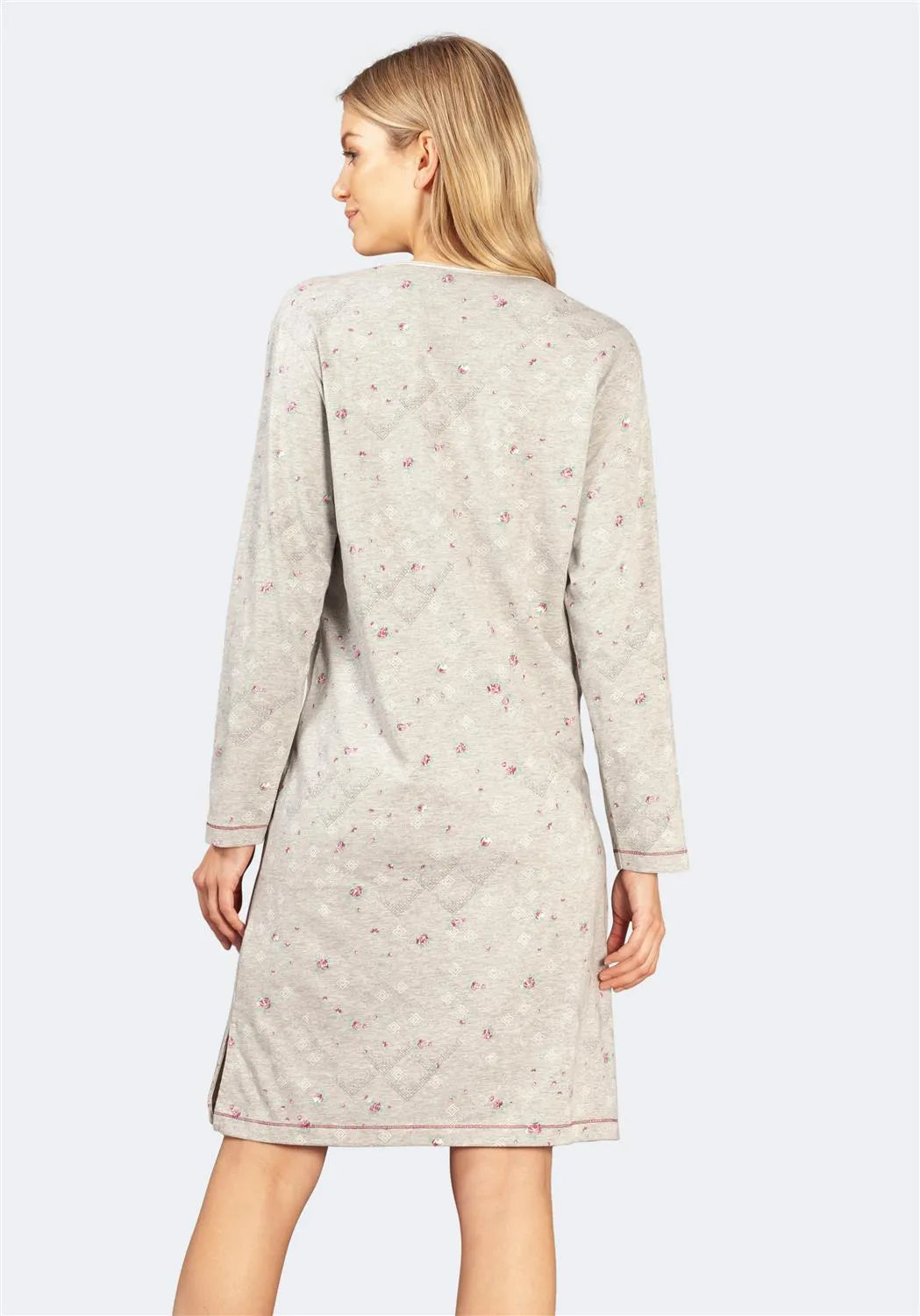 Beigefarbenes, langärmeliges Kleid mit Blumendruck und Knopfverschluss am Rücken.