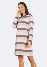 Gestreiftes, langärmeliges Kleid mit Polokragen in sanften Pastelltönen und lässigem Design.