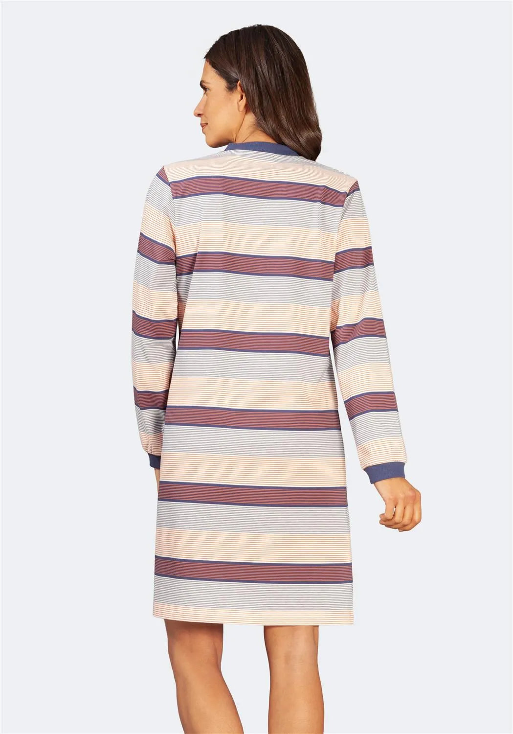 Gestreiftes, langärmeliges Kleid mit lässiger Passform in gedeckten Pastelltönen und weichem Stoff.