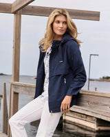 Marineblaue wasserdichte Jacke mit weißer Blumenstickerei und Kapuze, Freizeitkleidung.