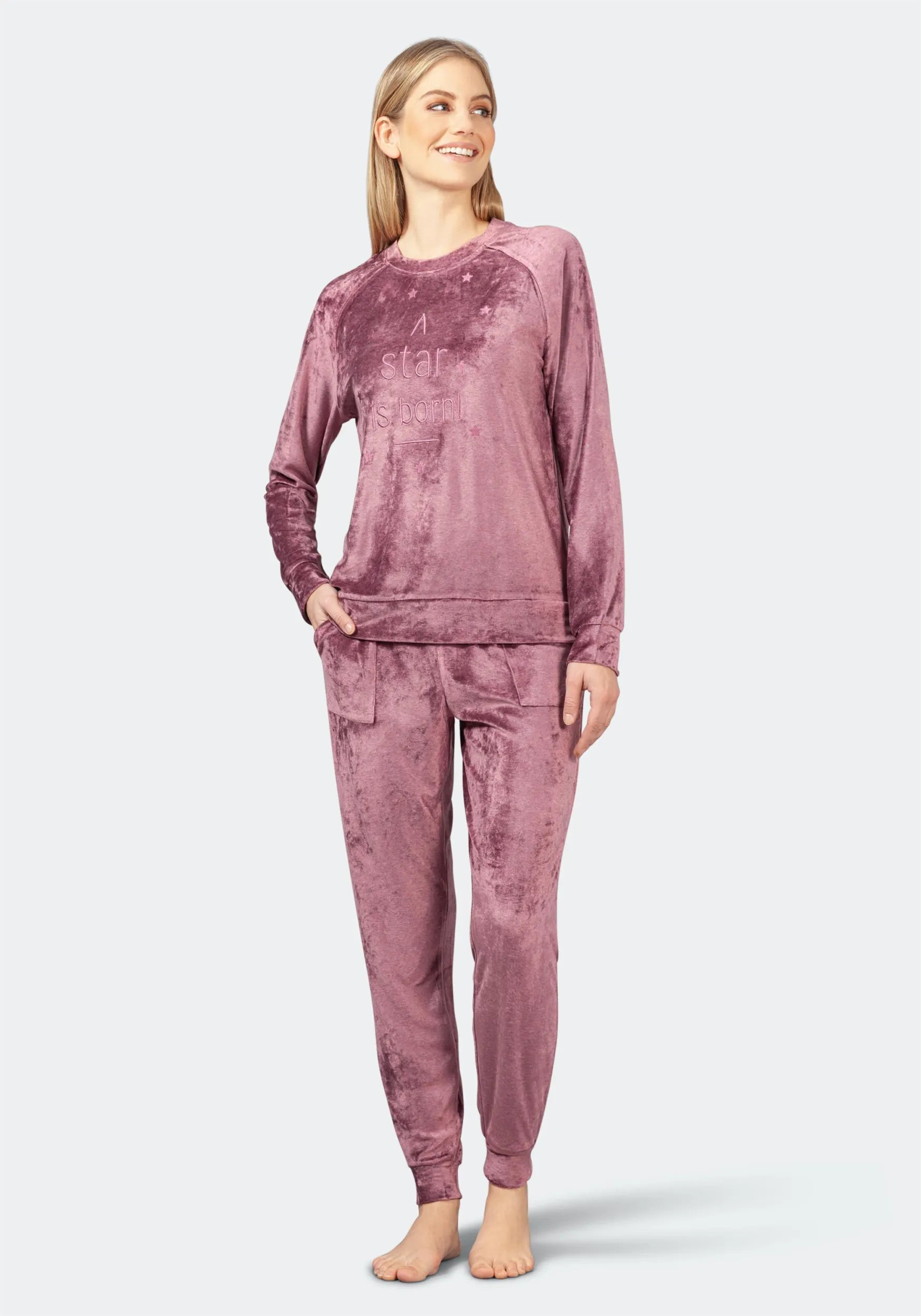 Lavendelfarbenes Velours-Pyjama-Set mit Taschen und Hose im Jogger-Stil aus weichem Plüschmaterial.