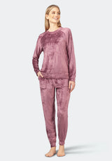 Lavendelfarbenes Velours-Pyjama-Set mit Taschen und Hose im Jogger-Stil aus weichem Plüschmaterial.