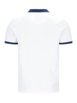 Weißes Pikee-Polohemd mit dezenter Bruststickerei, navyblauem Kragen und Manschetten in Stay-Fresh-Qualität