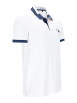 Weißes Pikee-Polohemd mit dezenter Bruststickerei, navy Kragen und Bündchen
