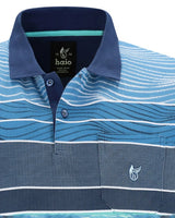 Blau-weiß gestreiftes Poloshirt mit marineblauem Kragen, Knöpfen und Logo.