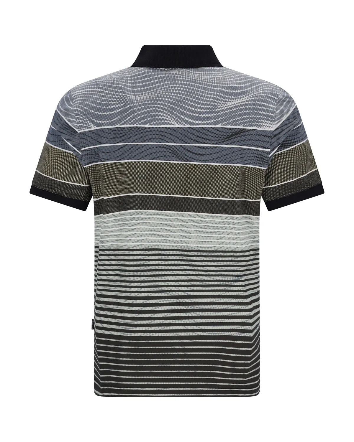Gestreiftes Poloshirt mit schwarzen, weißen und grauen Streifen auf dunklem Grund.