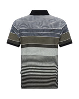 Gestreiftes Poloshirt mit schwarzen, weißen und grauen Streifen auf dunklem Grund.