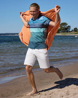 Orangefarbenes Strandtuch mit weißen Streifen und blauen Akzenten, leichtes, sommertaugliches Material.