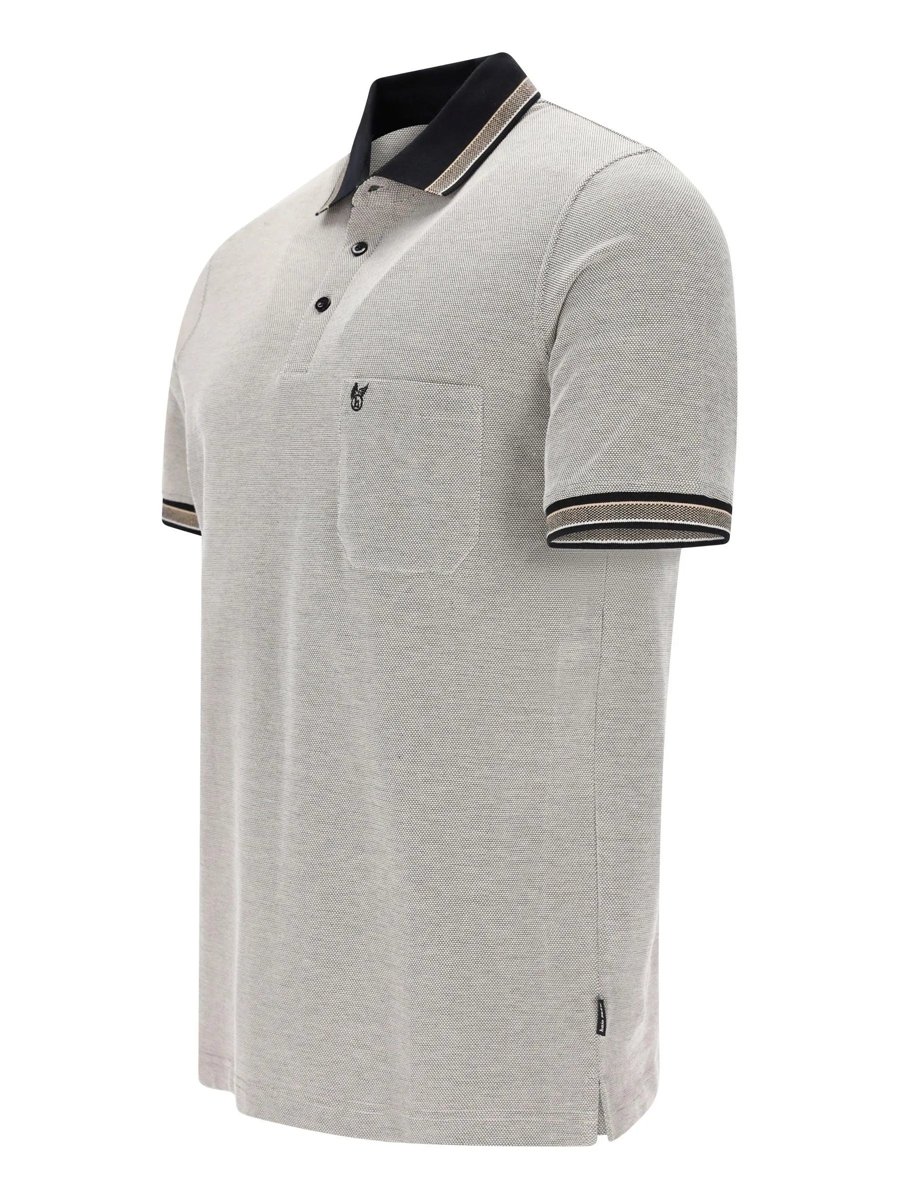 Hellgraues Pikee-Poloshirt in Dreitonoptik mit schwarzem Kragen, weißen Streifen und Logo