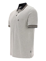 Hellgraues Pikee-Poloshirt in Dreitonoptik mit schwarzem Kragen, weißen Streifen und Logo