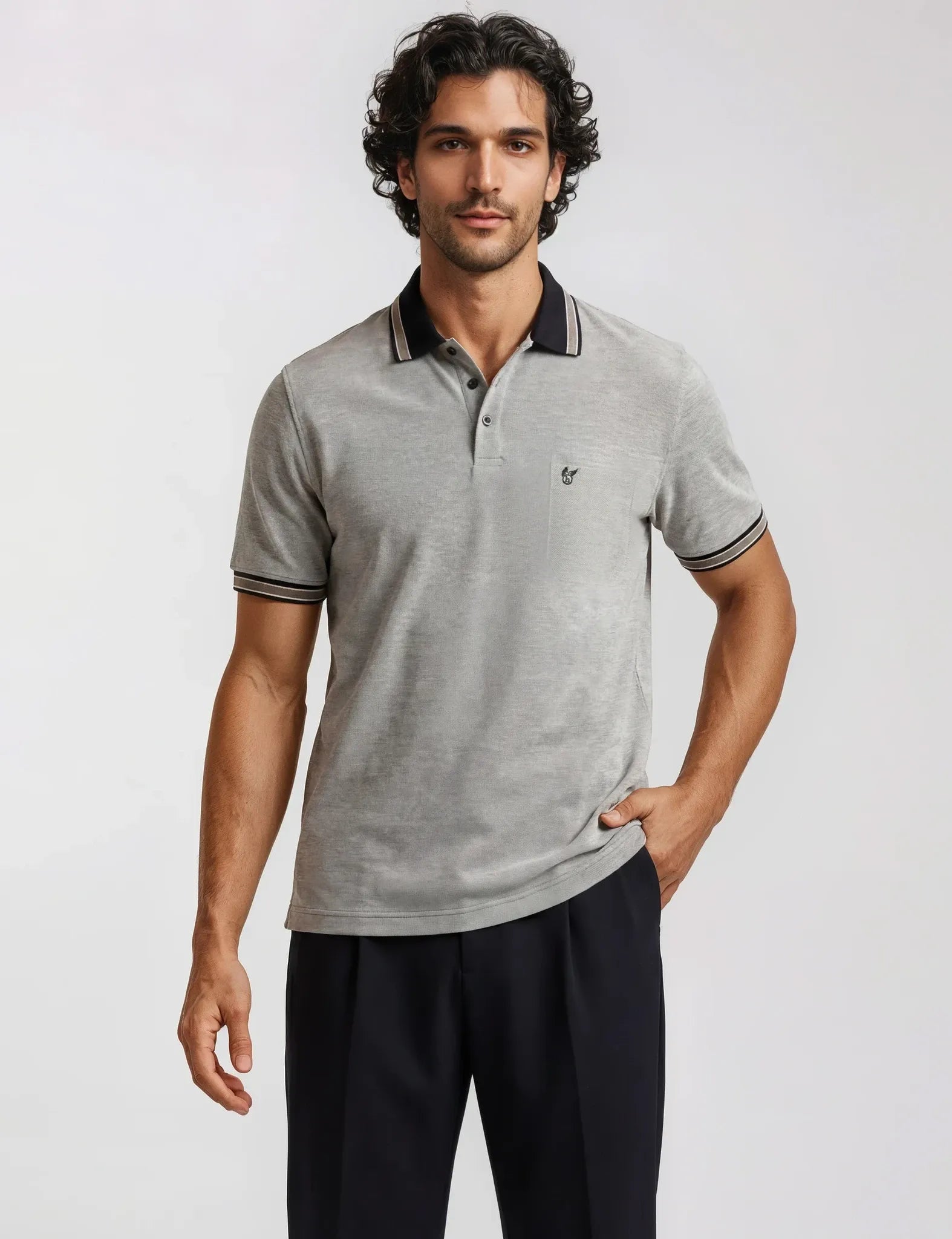 Graues pikee-poloshirt in dreitonoptik mit schwarzem rand an kragen und ärmelbündchen sowie kleinem gesticktem logo auf der brust in stay fresh-qualität