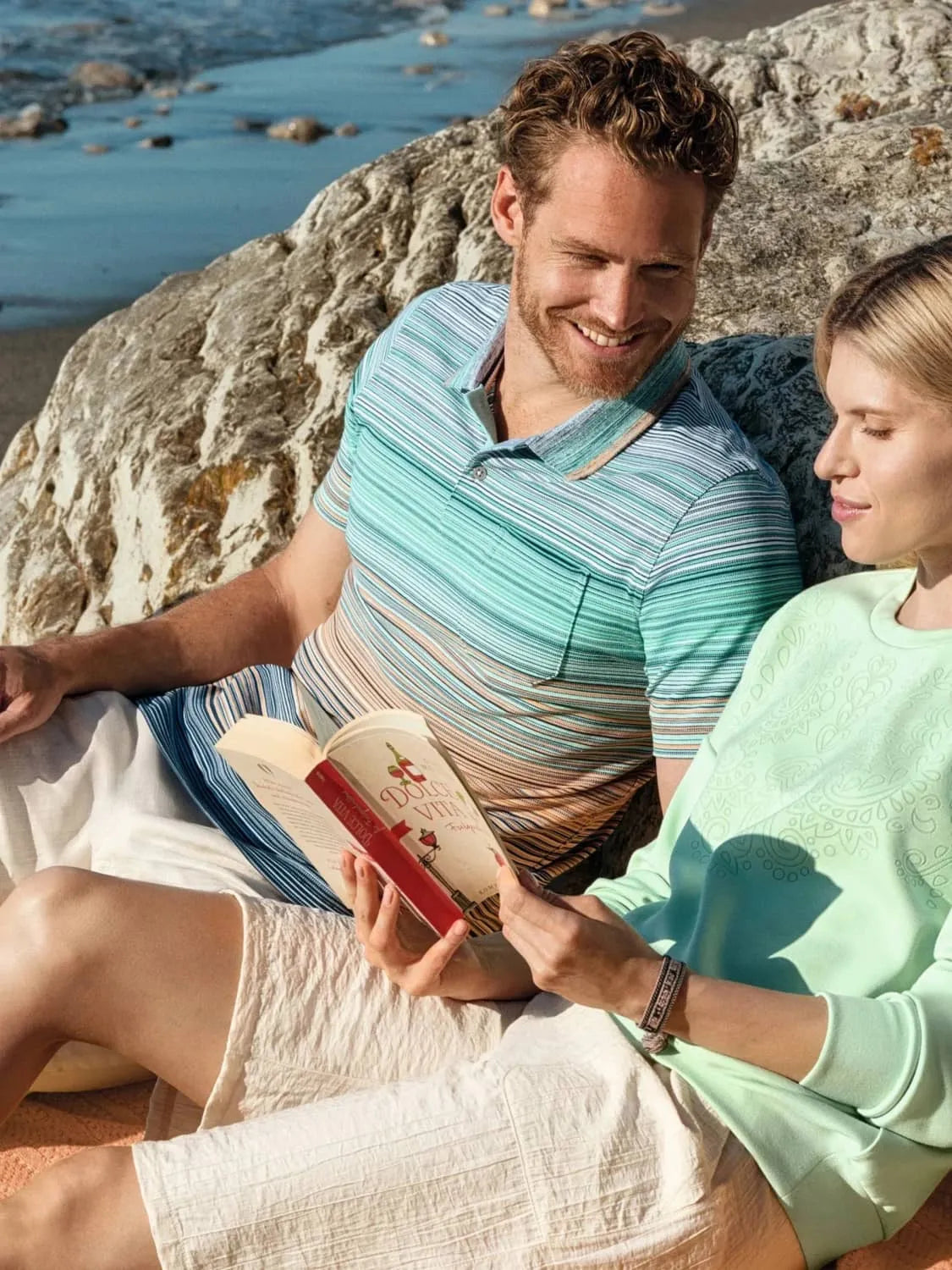 Mann und Frau auf Felsen am Strand, Pikee-Poloshirt Multicolor-Streifen