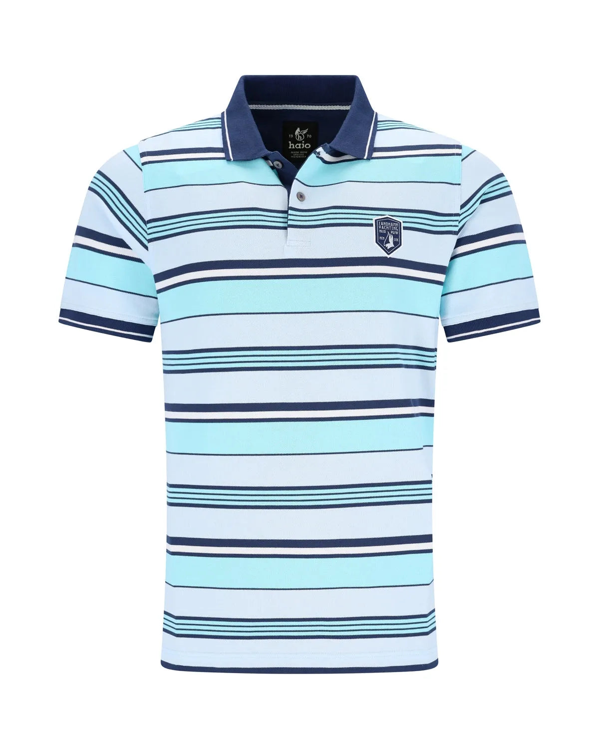 Blau-weiß gestreiftes Poloshirt mit marineblauem Kragen und Manschetten, mit einem Wappenlogo auf der linken Brust.